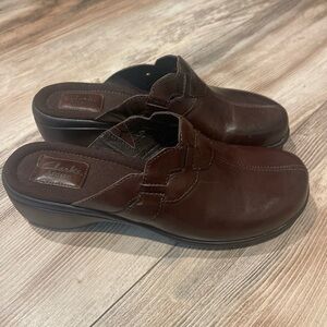 Clarks Artisan Leather Slip On Mule Clog Shoes Womens Size 8.5M Brown Classic